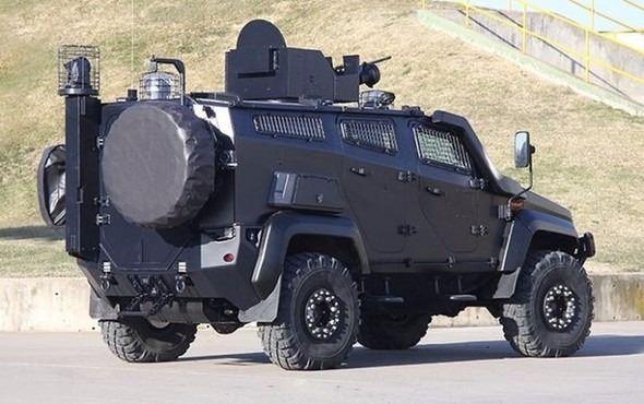 <p>URAL <br />
<br />
Tamamı zırh sacından üretilmiş personel kabini ile farklı tehditlere karşı sağladığı üst seviye personel korumasına ilave olarak; geniş iç hacmi ve koltuk ara mesafeleri, ergonomik tam boy koltukları, süspansiyonu ve sınıfındaki en büyük lastik ebadı sayesinde personel konforunu da en üst seviyede tutuyor.</p>