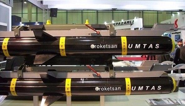 <p>UMTAS FÜZE <br />
<br />
UMTAS, (Uzun Menzilli Tanksavar Sistemi), Türkiye'nin savunma sanayii firmalarından Roketsan'ın geliştirdiği bir tanksavar füze sistemi. 8 kilometre menzile kadar etkili atış yapabilen UMTAS, ateşle ve unut sistemini kullanıyor.</p>