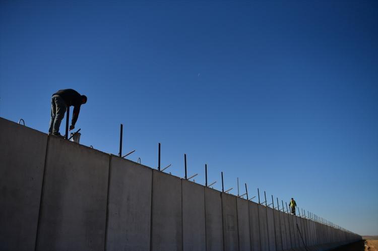 <p>Türkiye ile Suriye arasındaki sınıra yapılan ve dünyanın en uzun üçüncü duvarı özelliğindeki "Türk Seddi"ni örme çalışmaları sürüyor.</p>

<p> </p>

<p> </p>
