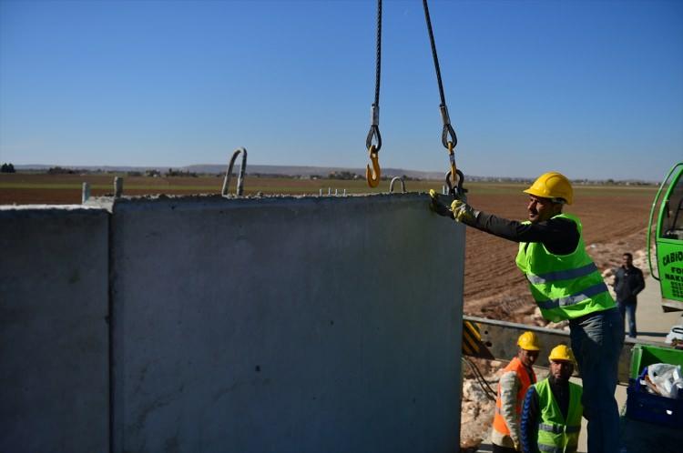 <p>Bu kapsamda, 911 kilometrelik Suriye sınırında beton bloklardan duvar örülüyor. </p>