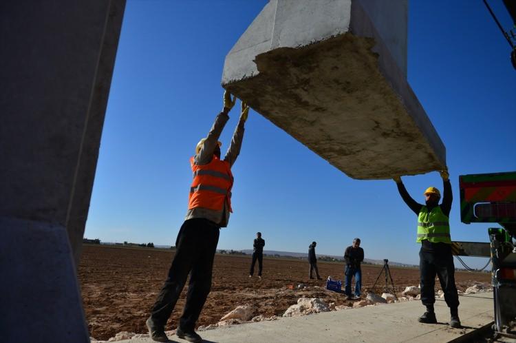 <p>Hat boyunca 2 metre genişliğinde ve 3 metre yüksekliğindeki 7 tonluk seyyar blokların Suriye sınırındaki Suruç ilçesinin karşısında yer alan Ayn-el Arap (Kobani) bölgesine yerleştirme çalışmaları tamamlandı.</p>