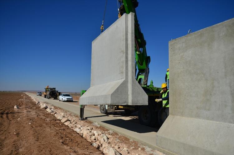 <p>"Türk Seddi" olarak da adlandırılan duvar, yaklaşık 8 bin 850 kilometrelik Çin Seddi ve ABD-Meksika sınırındaki 3 bin 500 kilometre civarındaki duvarın ardından dünyanın en uzun üçüncü duvarı olma özelliği taşıyor.</p>