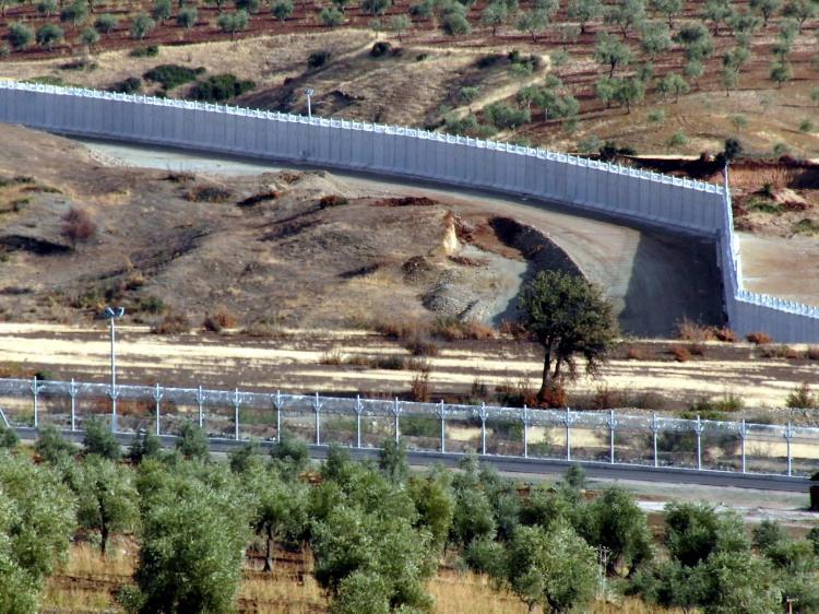 <p>Suruç ilçesinin Suriye ile yaklaşık 33 kilometrelik sınırı bulunduğunu aktaran Açıkgöz, "Bölgemizde yoğun bir şekilde duvar örme çalışmaları sürüyor. </p>
