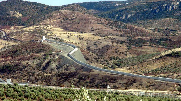 <p>Bir de TOKİ tarafından ihalesi yapılan 24,7 kilometrelik duvar çalışması var.</p>