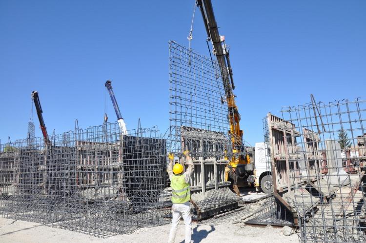 <p>Daha sonra 17 kilometrelik bir alan için de yine kafes teli ihalesi yapıldı ve tamamlandı ayrıca 5 metre genişliğinde bir güvenlik yolu olacak. </p>