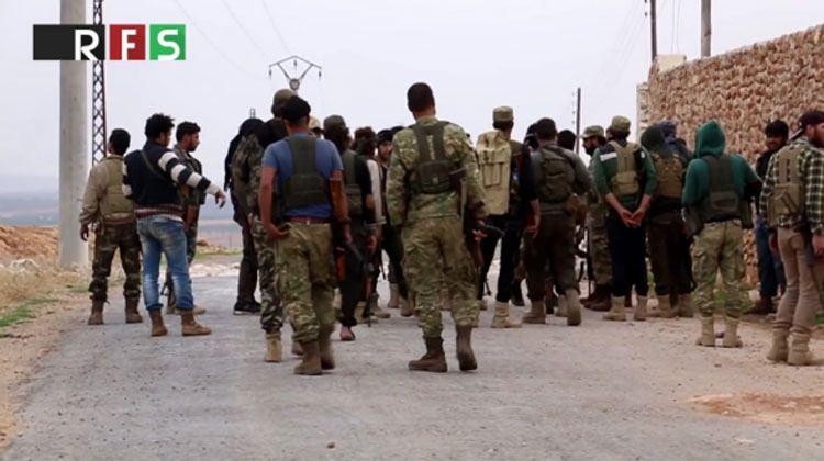 <p><strong>TÜRK TANKLARI EL BAB SINIRINDA</strong><br />
El Bab sınırına yerleştirilen Türk tankları da atışlarla PYD ve DEAŞ mevzilerini vuruyor. TSK'dan dün yapılan açıklamada, 15 DEAŞ mevzinin imha edildiği açıklanmıştı.</p>
