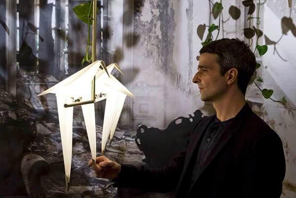 <p>Umut Yamaç'ın “Perch Light”ı origami estetiğinde bir lamba tasarımı.</p>
