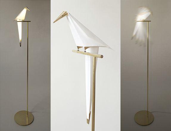 <p>Plastik kağıt ve pirinç kullarak yapılan bu kuş şeklindeki lamba tasarımları, bir dal üzerine tünemiş görünümü veriyor. </p>
