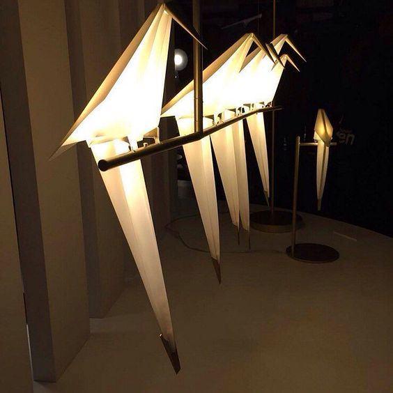 <p>Rüzgarda dengesini kaybetmeyen bu origami kuşlar ileri geri sallanıyor. </p>
