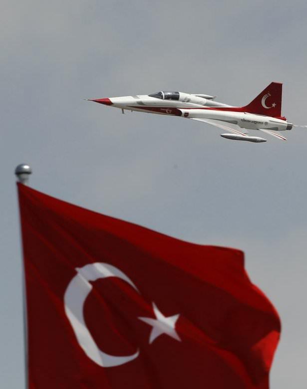 <p>30 Ağustos Zafer Bayramı nedeniyle Ankara'da yapılan törende, Türk Yıldızları nefes kesen bir şova imza attı.</p>

<p> </p>
