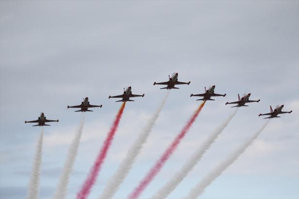 <p>İlk olarak sahneye Türk Hava Kuvvetleri’nin F16 gösteri uçağı Solotürk çıktı. Solotürk, F-16’nın kabiliyetlerini ortaya koydu. </p>
