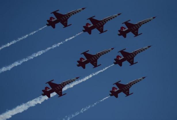 <p>Öte yandan, Çanakkale Vali Yardımcısı Ömer Faruk Ateş ile 2. Kolordu Komutanı Korgeneral Yıldırım Güvenç, tören alanında incelemelerde bulundu, törende görev alan kurum ve kuruluşların temsilcileriyle toplantı yaptı.</p>

<p> </p>
