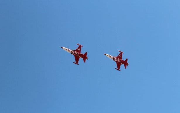 <p>Akrobasi timinin gökyüzünde gerçekleştirdiği gösteride, kırmızı-beyaz duman bırakan uçaklar, Beyşehir Gölü'nün maviliğine ayrı bir güzellik kattı.</p>