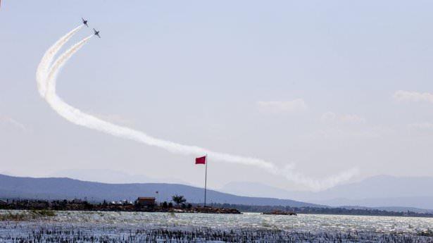<p>Türk Hava Kuvvetlerine bağlı akrobasi timi Türk Yıldızları yine nefes kesti.</p>