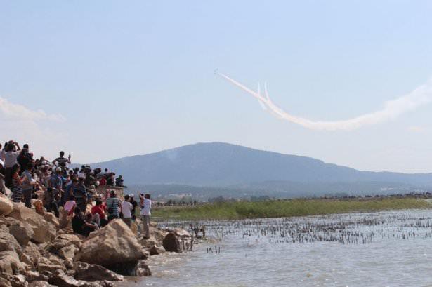 <p>Akrobasi timinin gökyüzünde gerçekleştirdiği gösteriyi halk büyük bir beğeniyle izledi.</p>
