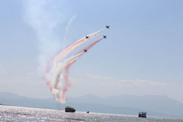 <p>Kalp figürleri ve çeşitli hareketler yapan akrobasi timi, izleyiciler tarafından alkışlandı.</p>