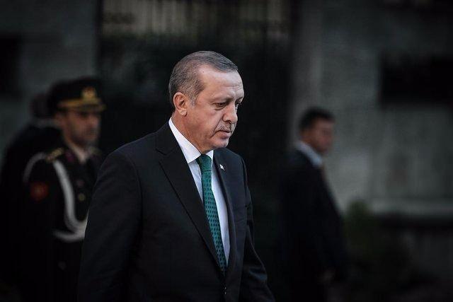 <p>2015’te Türkiye acı olaylara sahne olurken, siyasette de ilkler yaşandı</p>
<p><strong>Saliha ÇOLAK / GAZETE HABERTÜRK</strong></p>
<p><strong>6 Ocak: </strong>Cumhurbaşkanı Erdoğan, Milli Güvenlik Kurulu’nun (MGK) “paralel yapı”ya ilişkin tavsiye kararı aldığını belirterek, “2015 Milli Siyaset Belgesi içinde de yerini alacaktır. Bu artık böyle bir örgüttür” dedi.</p>