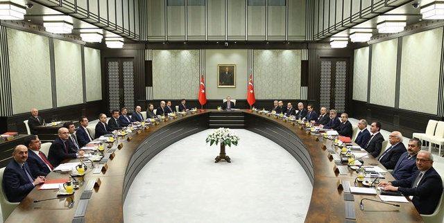 <p><strong>KABİNE SARAY’DA<br />
19 Ocak:</strong> Süleyman Demirel’den sonra ilk kez bir Bakanlar Kurulu toplantısı Cumhurbaşkanı başkanlığında yapıldı.</p>
<p> </p>