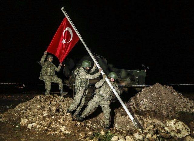 <p><strong>ŞAH FIRAT OPERASYONU<br />
21 Şubat:</strong> Türk Silahlı Kuvvetleri’nce, Süleyman Şah Saygı Karakolu’ndaki manevi değeri yüksek ecdat yadigârı emanetlerin Suriye’nin Eşme Köyü’ne taşındığı açıklandı.</p>

