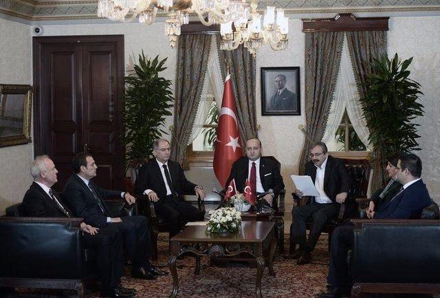 <p><strong>ÖCALAN’IN ÇAĞRISI<br />
28 Şubat:</strong> Başbakan Yardımcısı Yalçın Akdoğan ve İçişleri Bakanı Efkan Âlâ, HDP’li yöneticilerle Dolmabahçe’de bir araya geldi. Öcalan’ın, PKK’ya “silah bırakma kararına ilişkin kongre toplama” çağrısı okundu.</p>
