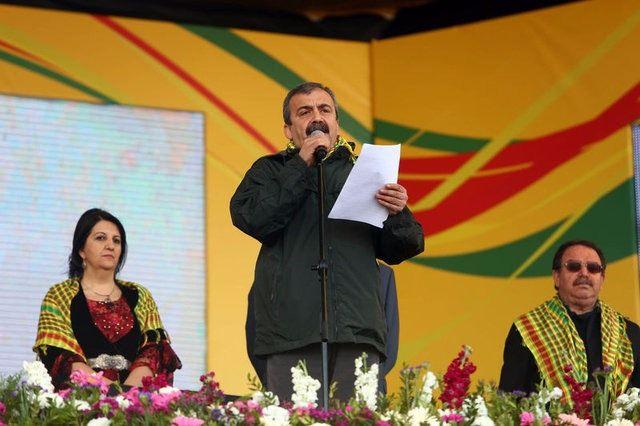 <p><strong>21 Mart:</strong> Nevruz kutlamalarında, Öcalan’ın “PKK’nın, Türkiye’ye karşı yürüttüğü 40 yıllık silahlı mücadeleyi sonlandırması için zamanın ruhuna uygun olarak kongreyi toplaması gereklidir” mesajı okundu.</p>