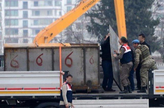 <p><strong>5 Nisan: </strong>MİT TIR’larını durduran askerler gözaltına alındı.</p>