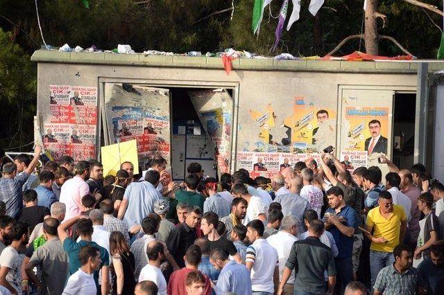 <p><strong>MİTİNGE BOMBA<br />
5 Haziran:</strong> Diyarbakır’da HDP’nin mitingi sırasında yaşanan 2 ayrı patlamada, 2 kişi hayatını kaybetti, 100’ün üzerinde kişi yaralandı.</p>