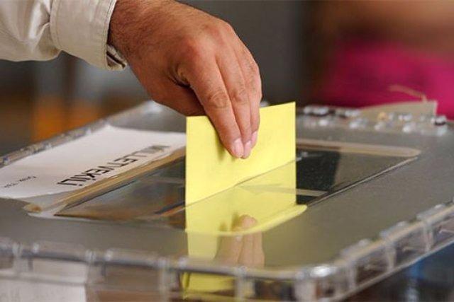 <p><strong>KOALİSYON ÇIKTI<br />
7 Haziran:</strong> AK Parti 13 yıl sonra ilk kez güvenoyu sayısının altına düştü, 258 vekil çıkardı. Bahçeli, hükümeti öncelikle diğer partilerin kurmasını istedi, şartlarını sıraladı, “Olmazsa erken seçim” dedi.</p>