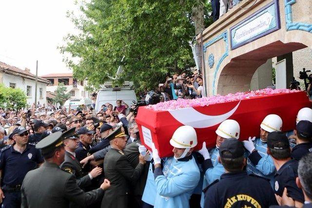 <p><strong>ŞAPKASIYLA GİTTİ</strong><br />
<strong>17 Haziran:</strong> 9. Cumhurbaşkanı Süleyman Demirel vefat etti.</p>
