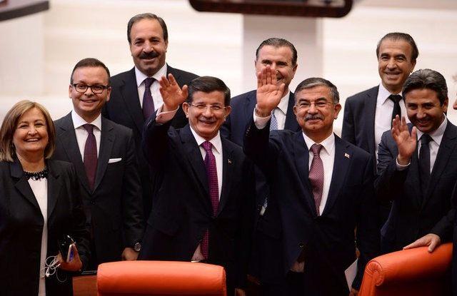 <p><strong>1 Temmuz:</strong> Meclis Başkanlığı seçiminde CHP’li Deniz Baykal ile AK Parti’den İsmet Yılmaz, son tura kaldı. MHP çekimser kaldı, Yılmaz seçildi.</p>