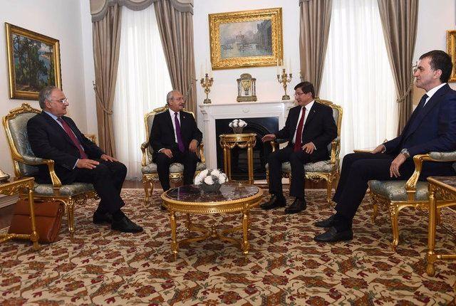 <p><strong>İSTİKŞAFİ GÖRÜŞMELER</strong><br />
13 Temmuz: Başbakan Davutoğlu, CHP Genel Başkanı Kemal Kılıçdaroğlu ile 16 yıl sonra ilk defa koalisyon görüşmesi başlattı. CHP le görüşmeler 32 gün sürdü ancak koalisyon hükümeti kurulamadı.</p>