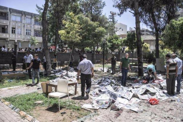 <p><strong>SURUÇ’TA PATLAMA<br />
20 Temmuz: </strong>Şanlıurfa Suruç’ta Kobani’ye yardım götürmek üzere toplanan gençlere canlı bomba saldırısında, 34 kişi yaşamını yitirdi.</p>