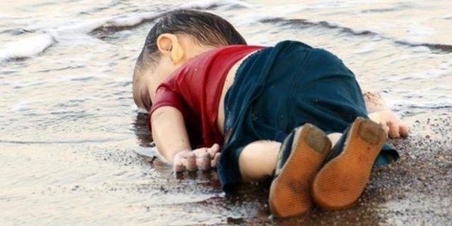 <p><strong>AYLAN BEBEK<br />
3 Eylül:</strong> Cansız bedeni Bodrum kıyılarına vuran Aylan bebek, umuda yolculukta sulara gömülen yüzlerce Suriyelinin dramını dünya gündemine taşıdı.</p>