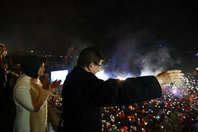 <p><strong>BU KEZ TEK BAŞINA<br />
1 Kasım:</strong> Türkiye, tekrar sandık başına gitti. AK Parti, yeniden tek başına iktidar oldu.</p>