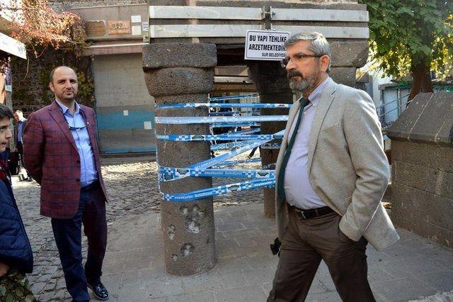 <p><strong>28 Kasım:</strong> Diyarbakır Baro Başkanı Tahir Elçi öldürüldü.</p>