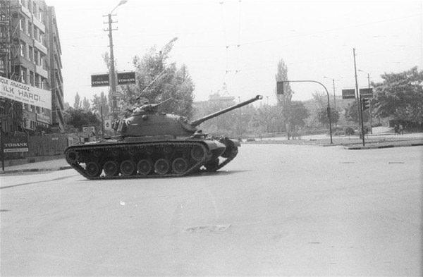 <p>Yaşadığı darbe sürecini 15 Temmuz girişimiyle kıyaslayan Mertcan, "Stüdyonun kapısının önünde silahlı 2 asker vardı. Başladım okumaya. Şimdi bu döneme bakıyorum. O dönemin gerekçesi vardı. Cumhurbaşkanı seçilmemişti. Meclis toplanamıyordu. Terör almış başını gidiyordu. Her gün bir sağdan bir soldan ya da karşılıklı ölümler vardı. Bugün böyle bir şey yok. Sayın Cumhurbaşkanı, Sayın Başbakan, Sayın Bakanlar Kurulu üyeleri görevlerinin başındalar. Demokratik düzendeyiz" şeklinde konuştu.</p>