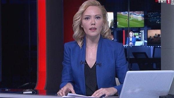 <p>Gerginliği belli olmasına rağmen profesyonel bir şekilde işini yapan haber spikeri, daha sonradan bu yayını silah zoruyla yaptıklarını açıkladı.<br />
 </p>
