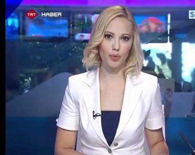 <p>Silah zoruyla bildirgeyi okurken sesi titrese ve gerginliği belli de olsa, yayın sırasındaki profesyonelliği, herkesin takdirini topladı.<br />
</p>