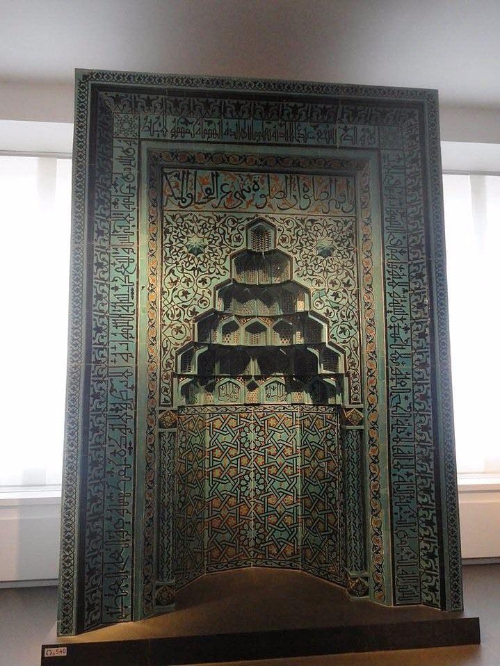 <p><strong>ALMANYA</strong><br />
<br />
Konya Beyhekim Camii mihrabı (Berlin Pergamon Müzesi)</p>
<p>Konya’nın Selçuklu İlçesi’ndeki Beyhekim Camii’nin çini mozaikli mihrabı, 1907’de yurtdışına kaçırıldı. Eser, Berlin’de İslam Eserleri bölümünde sergileniyor.</p>