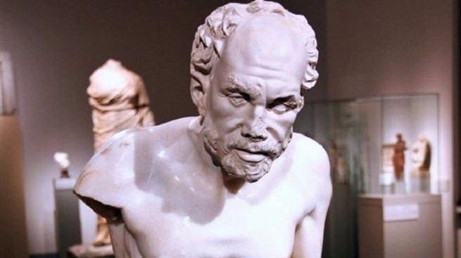 <p><strong>ALMANYA</strong><br />
<br />
Afrodisias İhtiyar Balıkçı Heykeli gövdesi. (Eski Berlin Müzesi)<br />
<br />
Afrodisias Antik Kenti’nde olduğu bilinen ama sadece kol ve bacak kısımları bulunan İhtiyar Balıkçı Heykeli’nin ana parçası Berlin Müzesi’nde. 1904’te Afrodisias’tan kaçırılan heykel 112 yıldır gövdesine kavuşmayı bekliyor.</p>