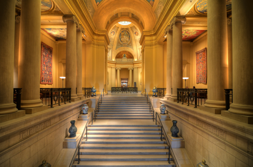 <p><strong>ABD</strong><br />
<br />
İstanbul Piyale Paşa Camii çini alınlığı (Boston Güzel Sanatlar Müzesi)</p>
<p>Louvre Müzesi’nde 22 Eylül 2012’de açılan İslam Sanatları Bölümü’nde sergilenen çiniler, Sultan 2. Selim’in damatlarından Kaptan-ı Derya Piyale Paşa tarafından 1573 yılında yaptırılan camiden çalınıp ABD’ye götürüldü.</p>
