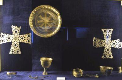 <p><strong>ABD</strong><br />
<br />
Kumluca eserleri (Dumbarton Oaks Müzesi)</p>

<p>Antalya’nın Kumluca İlçesi sınırları içinde yer alan Korydalla Antik Kenti’nde 1963 yılında bulunan ve 6. yüzyıla tarihlenen altın ve gümüşten yapılmış eserler, çeşitli tarihlerde yurtdışına kaçırıldı.</p>
