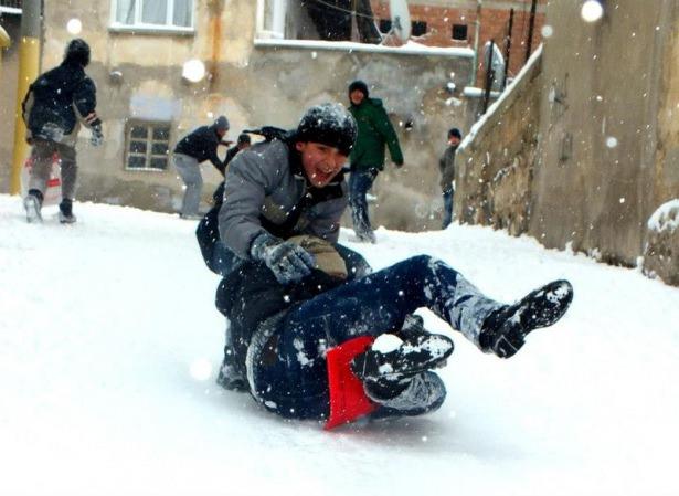 <p>Kar yağışı sonrası çocuklar kendilerini sokaklara attı ve karın eğlencesini çıkarttılar.<br />
<br />
NİĞDE</p>
