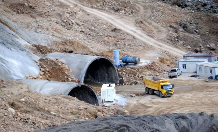 <p>Dünyanın en uzun ikinci tüneli olma özelliğini taşıyan, Rize-Erzurum karayolu güzergahındaki Ovit Dağı'nda yapımı süren tünelde delme işleminin tamamlanacağı tarih açıkladı. İşte ışığın görüleceği o tarih</p>
