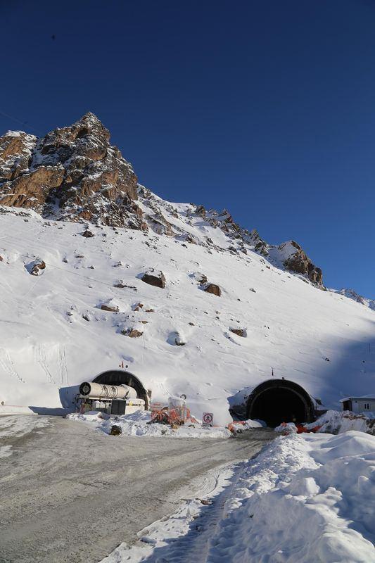 <p>Karal, Çin'de bulunan 18,2 kilometre uzunluğundaki Zhongnanshar Tüneli'nden sonra 14 kilometre uzunluğuyla Ovit Tüneli'nin çift tüp olarak inşa edildiğini kaydederek, şunları söyledi:</p>
