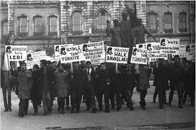 <p>Ankara'da, 5 Mayıs 1960'da bir öğrenci grubu, ''555K'' yani "5'inci ayın 5'inde saat 5'te Kızılay'da" koduyla gösteri düzenledi. 21 Mayıs'ta da Harp Okulu öğrencileri sokağa çıktı ve Zafer Anıtı'na kadar ''sessiz" yürüyüş yaptı.</p>
