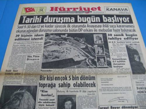 <p>Yassıada'daki yargılamalar ise 14 Ekim 1960'ta başladı, 15 Eylül 1961'de karara bağlandı. Toplam 19 dosyada toplanan davalar, "anayasayı ihlal" davasıyla birleştirildi. 592 sanıktan 288'i için idam istendi. Kararı açıklayan Yüksek Adalet Divanı, 15 sanığı idam cezasına çarptırdı.</p>

<p> </p>
