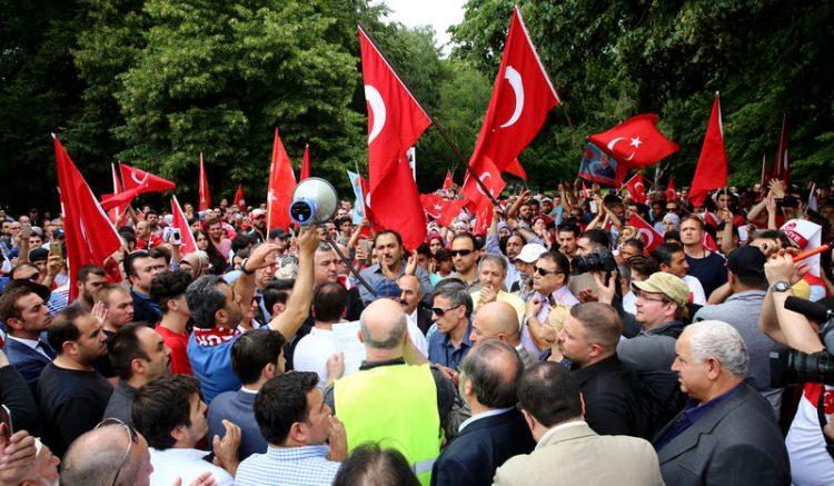 <p>Cumhurbaşkanı Recep Tayyip Erdoğan veya hükümet yetkililerinden gelecek "Evlerinize dönün" çağrısına kadar vatandaşlart meydanlarda kalmaya devam edecek.</p>
