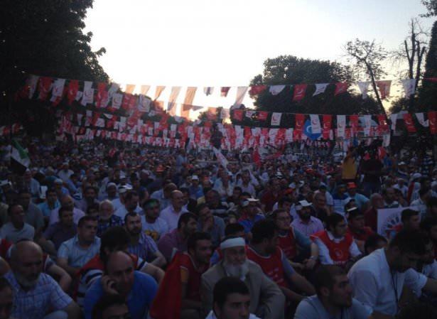 <p>Türk, Doğu Türkistan ve Filistin bayrakları ile Saadet Partisi flamaları taşıyan katılımcılar, "Gazze'ye selam, direnişe devam", "Mısır'da kukla kardeşleri vuruyor, darağaçları kuruluyor, kardeşin direniyor, sessiz kalma", "Filistin'de çocuklar ölüyor, ocaklara ateş düşüyor onlar evlatsız kaldı sen sessiz kalma" ve "Arakan'da analar kan ağlıyor, umutlar kayboluyor, onlar umutsuz kaldı, sen sessiz kalma" yazılı dövizler açtı. Tekbir getiren katılımcılar, "Kahrolsun İsrail", "İstanbul'dan Gazze'ye direnişe bin selam", "Zincirler Kırılsın, Ayasofya açılsın" ve "Mücahit Erbakan" sloganları attı. </p>