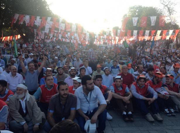 <p>Saadet Partisi Gençlik Kolları üyeleri, konuşmalar sırasında Müslüman ülkelerin durumunu konu alan tiyatro gösterisi sergiledi. </p>